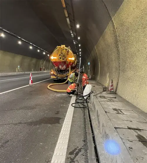 杭锦隧道排水渠清淤